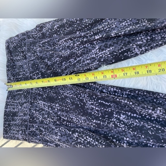 Athleta Salutation II Capri Stash Pocket - size large - Picture 12 of 12